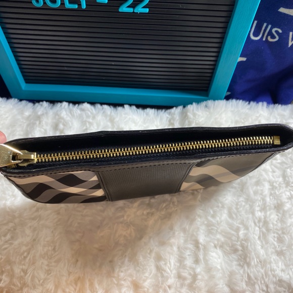 Authentic Burberry wristlet - Picture 3 of 11